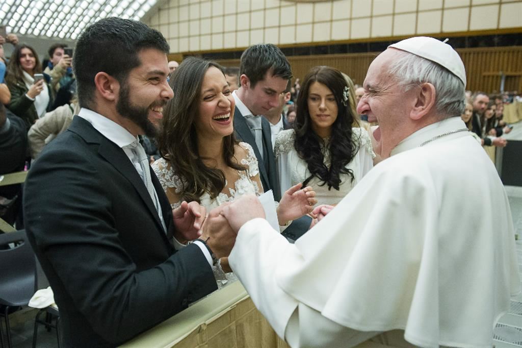 Coppie di sposi con il Papa